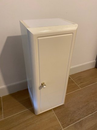 Mueble de baño blanco y dorado