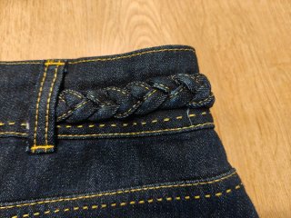 Falda vaquera azul con trenza