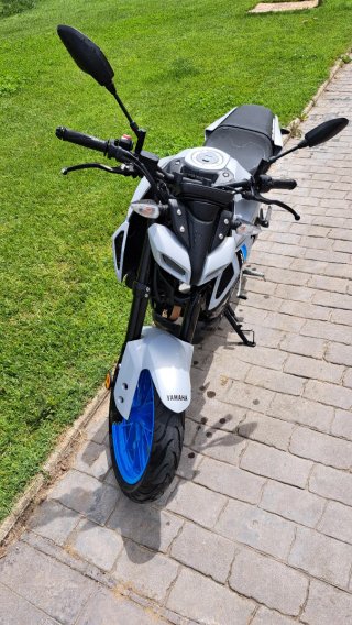 Yamaha MT-125 Gris y Cyan