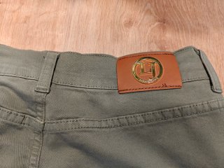 Falda verde militar con botones