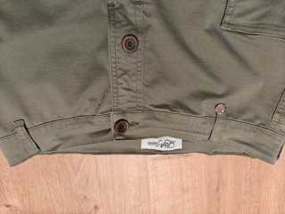 Falda verde militar con botones