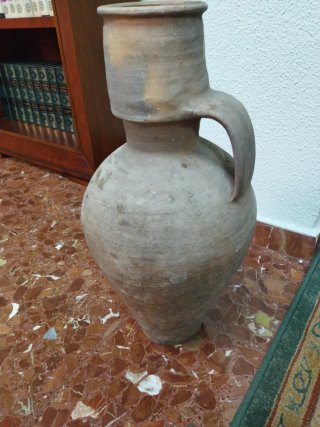 Botijo de barro antiguo