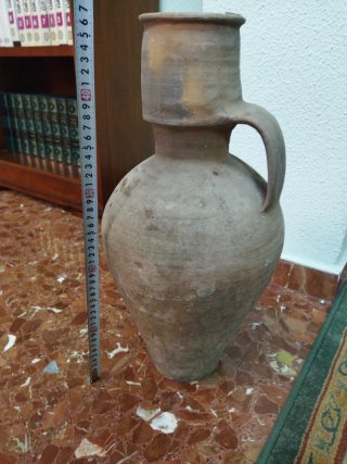Botijo de barro antiguo