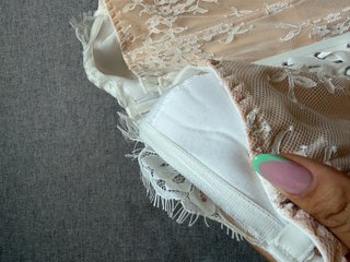 Corsé de encaje blanco y beige