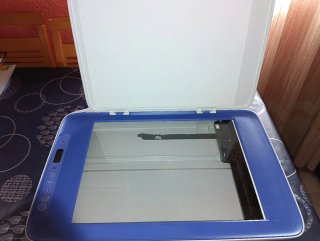 Impresora HP azul y blanca