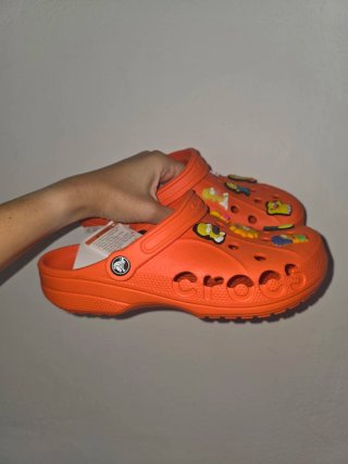 Crocs Naranja Talla 39-40 con Jibbitz