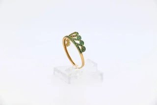 Anillo Corona Oro y piedras verdes.