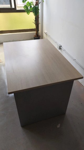 Mesa de oficina madera y plástico