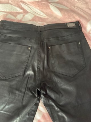 Pantalón Bershka polipiel negro Skinny