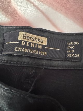 Pantalón Bershka polipiel negro Skinny