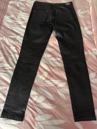 Pantalón Bershka polipiel negro Skinny