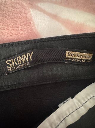Pantalón Bershka polipiel negro Skinny