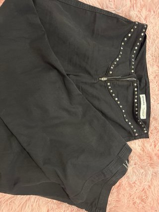 Pantalón Bershka negro con tachuelas