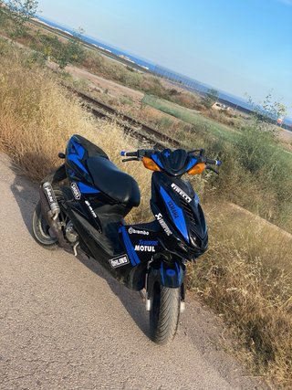 Yamaha Aerox Negra y Azul
