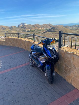 Yamaha Aerox Negra y Azul