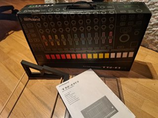 Roland TR-8S Caja de Ritmos + Accesorios