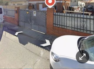 Puerta de garaje metálica grande