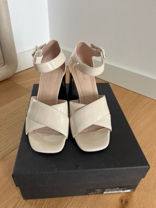 Sandalias charol beige y plata