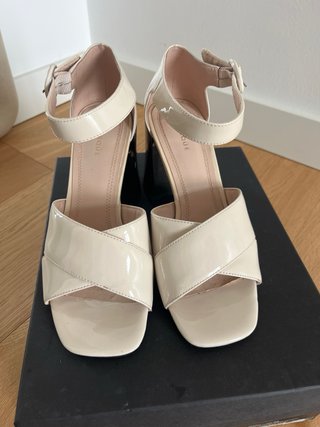 Sandalias charol beige y plata