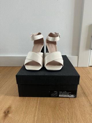 Sandalias charol beige y plata