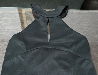 Vestido negro cuello halter
