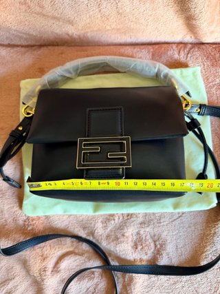 Bolso Fendi Negro y Dorado Elegante