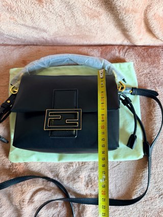 Bolso Fendi Negro y Dorado Elegante