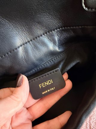 Bolso Fendi Negro y Dorado Elegante