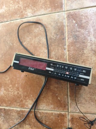 Radio despertador beige y gris