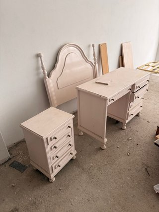 Escritorio de madera beige
