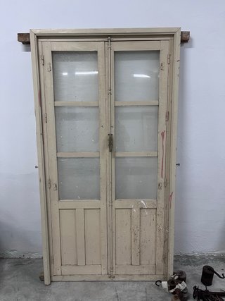 Ventana antigua de madera con cristales