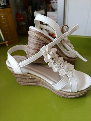 Sandalias de tacón negras y marrones