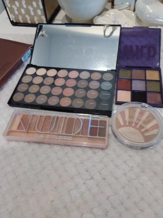 Paletas varias + Highlighter + regalo