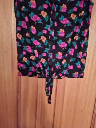 Top floral preto com nó