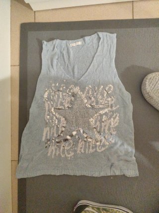 Camiseta azul con estrella plateada