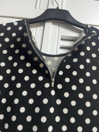 Vestido negro lunares blancos