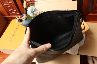 Bolso de mano negro hombre elegante