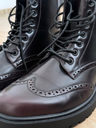 Botines burdeos con cordones y diseño.