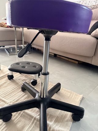 Taburete y asiento podólogo púrpura y negro