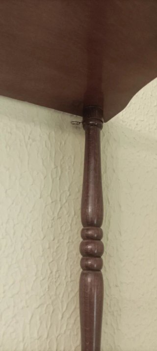 Estantería de madera torneada