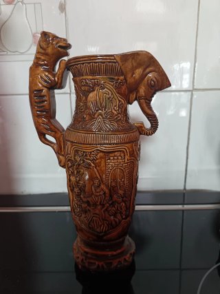 Jarrón antiguo con decoración