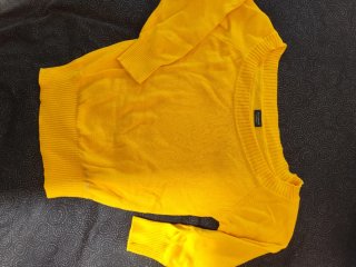 Jersey amarillo con cremallera y cerrado