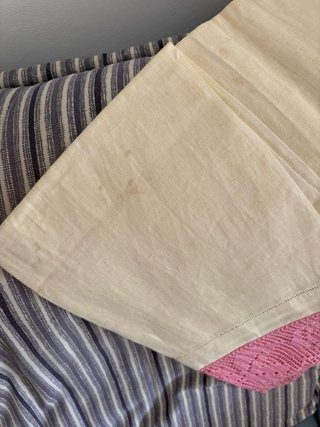 Asciugamano in lino con ricamo e uncinetto
