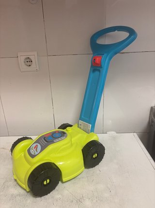 Cortacésped infantil de juguete