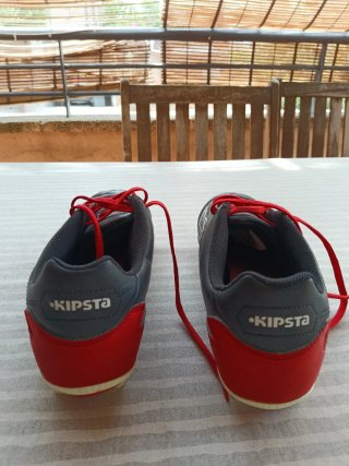 Zapatillas deportivas con tacos.