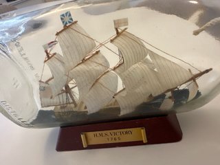 Preciosa pieza de artesanía marinera que represent