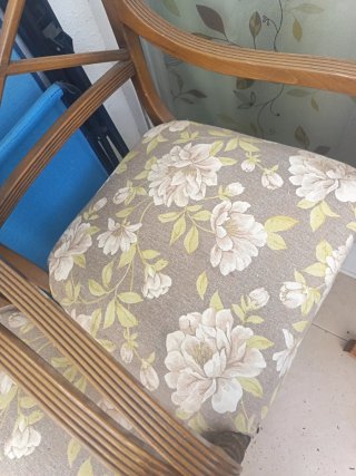 Juego de 2 sillas de madera con tapizado floral