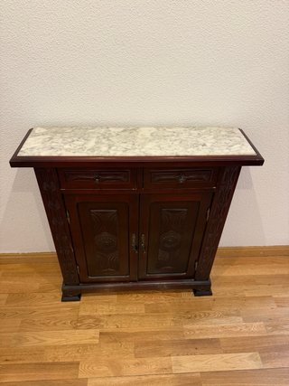 Mueble recibidor de madera tallada y mármol