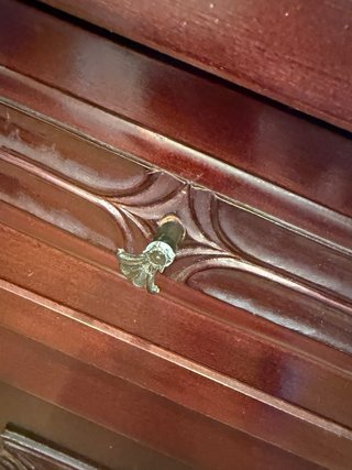 Mueble recibidor de madera tallada y mármol