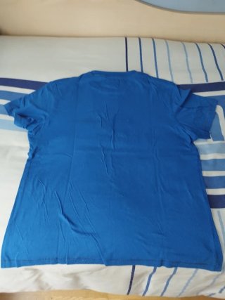Camiseta azul con estampado